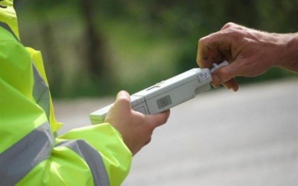 Alcoolul a dat bătăi de cap unor șoferi: Prinși de polițiști băuți și fără permis la volan
