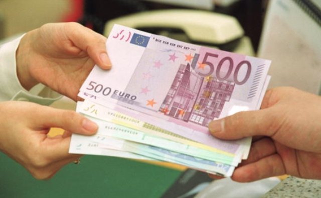 Străinii îşi scot banii din băncile româneşti