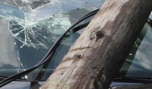 Un stâlp metalic din Dumbrăvița a stat în calea unui șofer turmentat