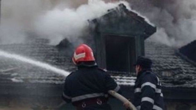 Locuinţă incendiată de un coş de fum neprotejat termic