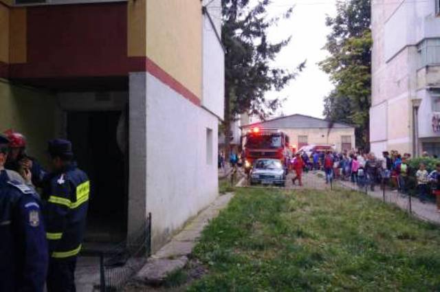  Explozie într-un bloc din Botoșani. Doi polițiști care negociau cu proprietarul au fost răniți