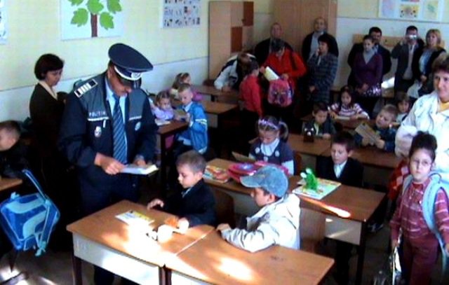 Poliţiştii şi jandarmii botoşăneni, alături de elevi, la începutul unui nou an şcolar