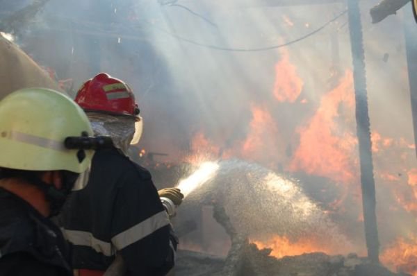 Intervenții în forță a pompierilor botoșăneni la trei incendii izbucnite în cinci ore