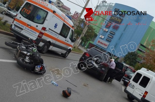 Accident în apropiere de Uvertura Mall: Un motociclist a intrat direct într-un autoturism - FOTO