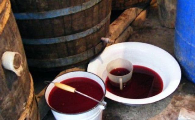 Atenție botoșăneni! Vinul pus la fermentat poate ucide!