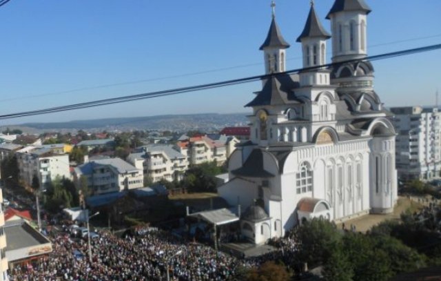 Catedrală gigantică, sfințită la Suceava. 10.000 de oameni prezenți, inclusiv Gigi Becali