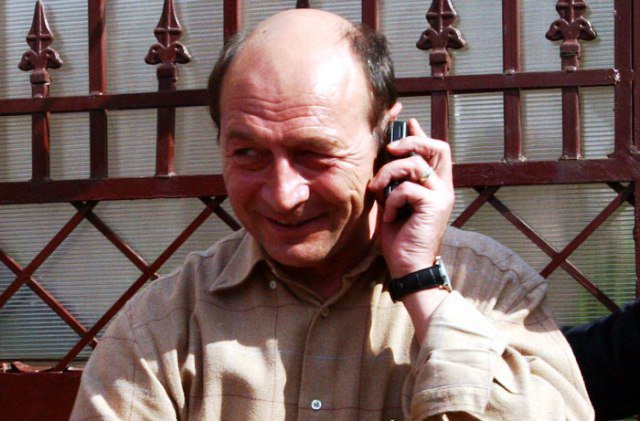 Băsescu a primit sute de apeluri după ce și-a făcut public numărul de telefon: Mi-e jenă de cât de multe sunt