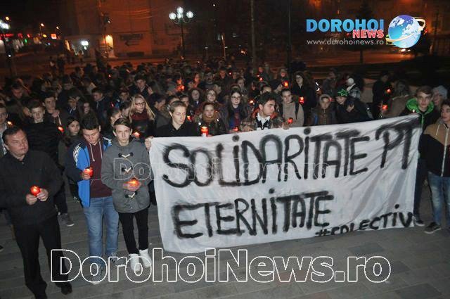 Mobilizare fără precedent la Dorohoi. Peste 500 de oameni la MARŞUL de solidaritate cu victimele din Club Colectiv - VIDEO / FOTO