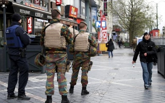 Alertă teroristă, menţinută la nivelul maxim în Bruxelles: Metroul nu va circula nici luni, iar şcolile vor fi închise