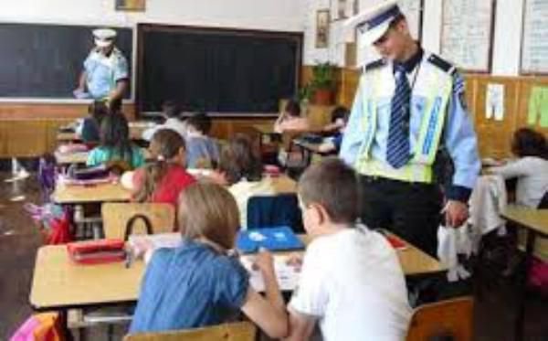 Activitățile preventive ale polițiștilor rutieri prezente în unitățile școlare din județ! 