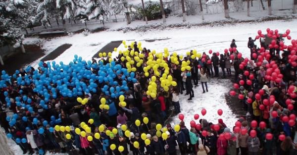 1200 de baloane tricolore pentru Ziua Naţională a României la CN Mihai Eminescu Botoşani! - FOTO 