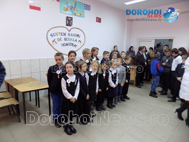 Școala Smîrdan: Sărbătorim de Ziua Școlii și de Ziua Națională - FOTO