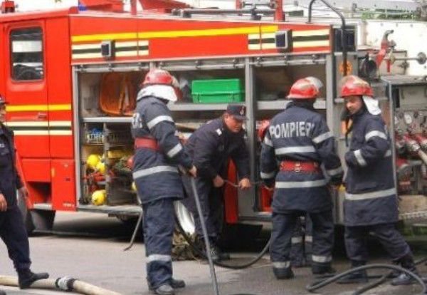 Pompierii botoşăneni chemaţi în ajutor de concetăţeni şi de Ziua Naţională a României