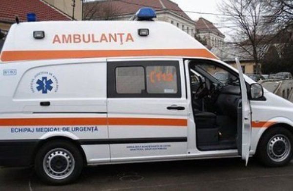 Angajată a Carrefour Botoşani transportată la spitalul Judeţean după ce a suferit un accident la locul de muncă