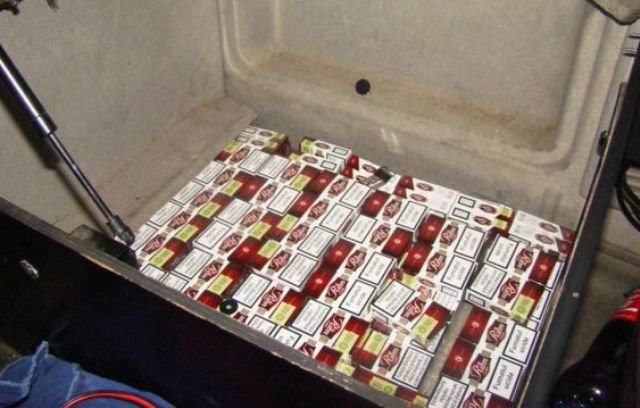 Ţigări de contrabandă ascunse în spatele scaunului şoferului unui autocamion