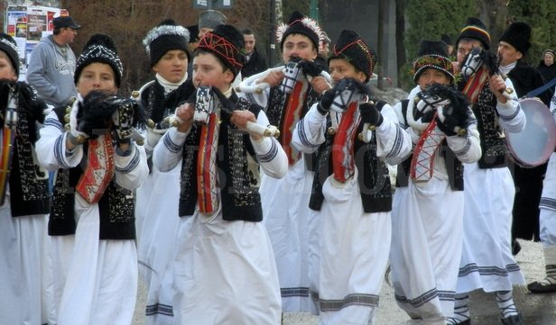 Festival de datini și obiceiuri de iarnă „Din străbuni, din oameni buni…”, în Piața Revoluției din Municipiul Botoșani