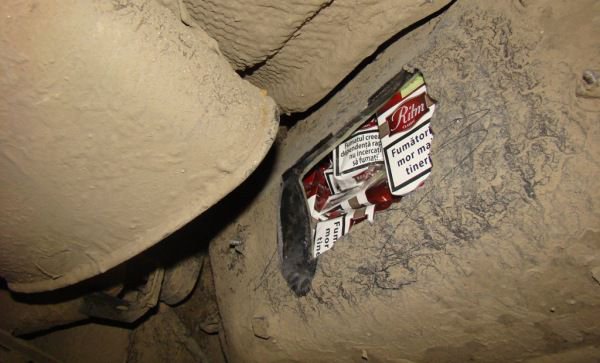 300 pachete de ţigări de contrabandă depistate în rezervorul unui autoturism