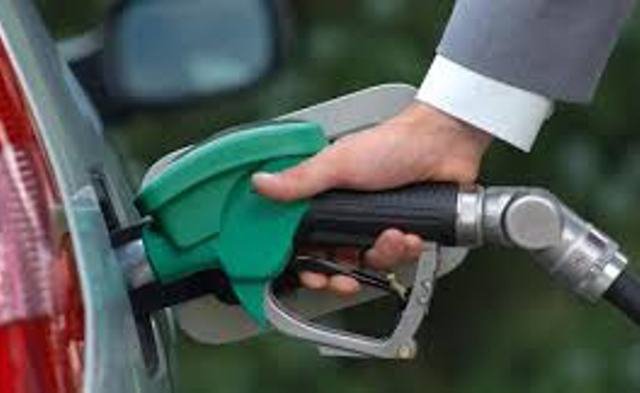 Veşti bune pentru şoferi: Cât vor costa motorina şi benzina în 2016