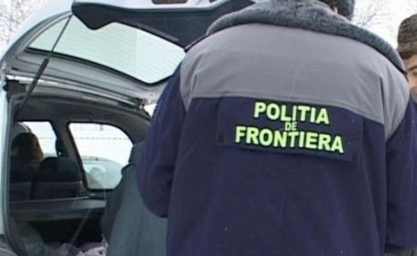 Substanţe interzise ascunse în cotiera unui autoturism descoperite de poliţiştii de frontieră