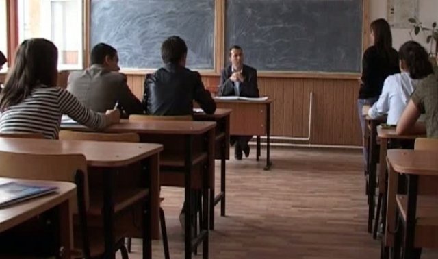Școală amendată pentru că elevii erau obligați să poarte uniformă