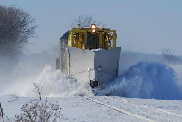 Trenurile circulă în condiții de iarnă: CFR acționează cu pluguri pentru deszăpezire