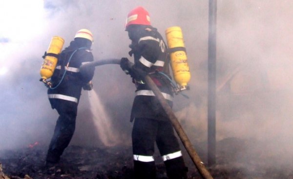 Femeie arsă de vie într-un incendiu produs în această dimineaţă