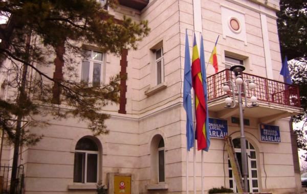 Primarul şi viceprimarul orașului Hârlău, au fost suspendaţi din funcţie