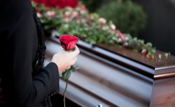 Înmormântare fără preot și interzicerea priveghiului acasă, două dintre reglementările noii legi a serviciilor funerare