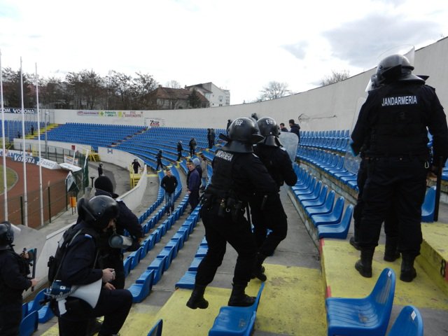 Activitate practică a jandarmilor pe Stadionul municipal Botoşani - FOTO