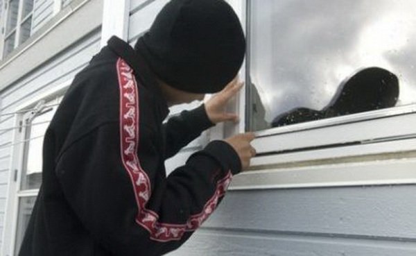 Minori cercetați pentru comiterea mai multor furturi din locuințe 
