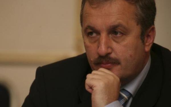 Vasile Dîncu: „Primarul e funcţionar public pe jumătate, are doar costurile, nu şi beneficiile acestuia”
