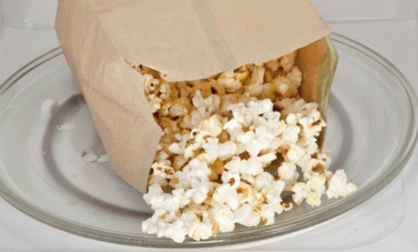 Iată din ce sunt făcute pungile de popcorn la microunde. Nu vei mai cumpăra niciodată aşa ceva!
