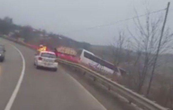 Un tânăr a murit după ce mașina pe care o conducea s-a izbit de un autocar înmatriculat în județul Botoșani
