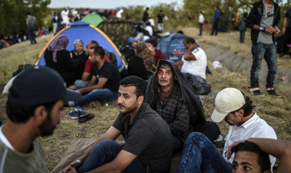 Zece sirieni suspectați de crime de război depistați printre miile de migranți