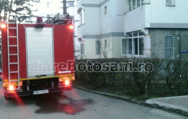 Panică într-un bloc din Dorohoi, după ce un apartament a luat foc - FOTO