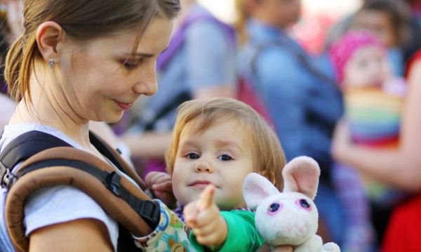Doi ani cu copilul acasă pe 85%. Parlamentul a votat proiectul care crește indemnizațiile mamelor