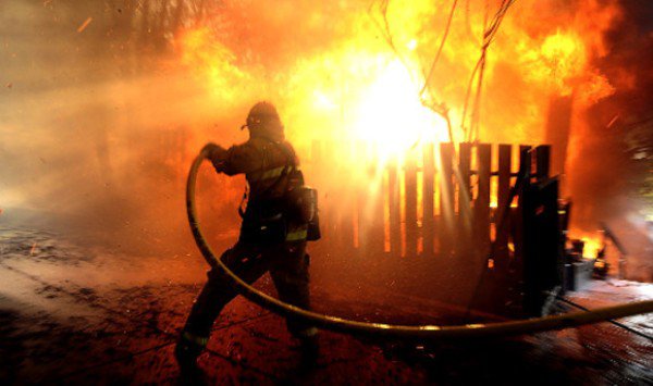 Pompierii botoşăneni solicitaţi să intervină la cinci incendii în trei ore