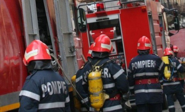 Două gospodării afectate de incendii provocate, la Coţuşca 
