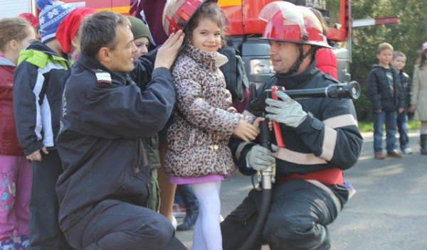 Elevi învăţaţi de pompierii din Botoşani, Dorohoi, Săveni, Ştefăneşti şi Truşeşti să-şi protejeze viaţa