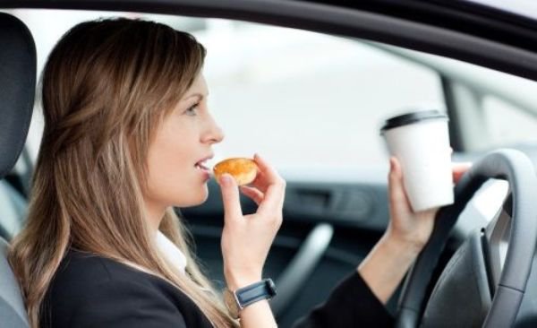 Ce spune noul cod rutier: ai voie sau nu să mănânci la volan?