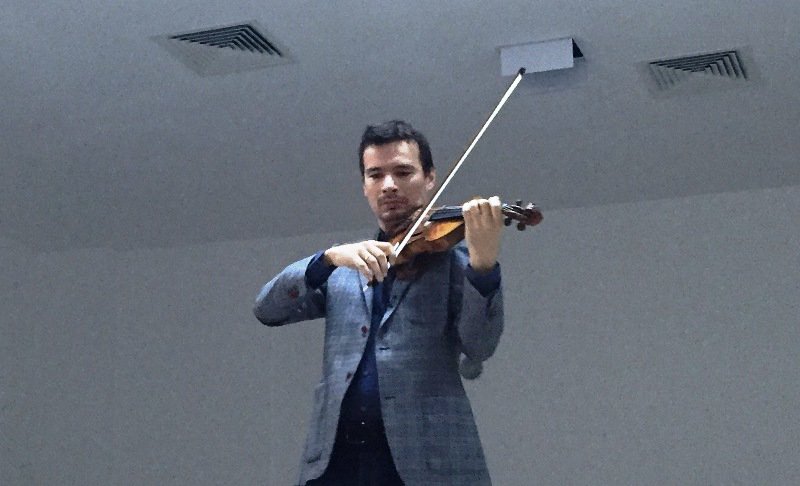 Vioara Stradivarius a ajuns în județul Botoșani unde a cântat pentru copiii din Mihăileni - FOTO