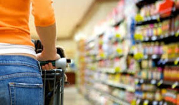 Proiect de lege: Amenzi de trei ori mai mari pentru marile magazine care vând alimente expirate	