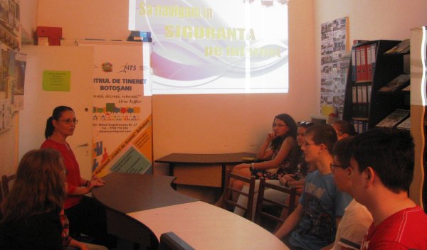 Tineri din Botoșani instruiți pentru utilizarea Internetului în mod responsabil și sigur
