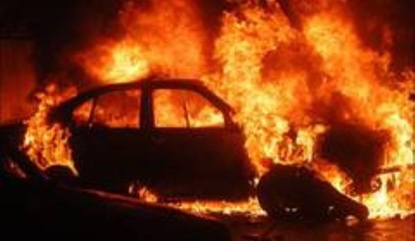 Mașină cuprinsă de flăcări în miez de noapte, pe o stradă din Dorohoi. Accident sau reglare de conturi?