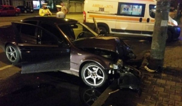 ACCIDENT ! Bolidul unui student din Iași s-a făcut praf după ce şoferul a intrat într-un stâlp