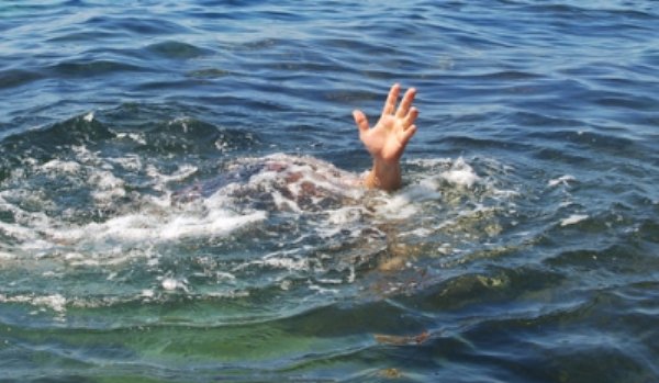Înghiţit de ape! Un copil de 13 ani s-a înecat într-un iaz în timp ce era la scăldat