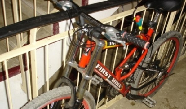 Bicicletă sustrasă de un consumator de etnobotanice depistată de jandarmii botoșăneni