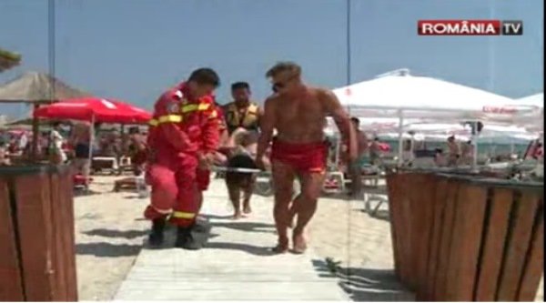 Intervenţie SMURD cu şenilata pe plaja din Mamaia. O tănără a leşinat la malul mării