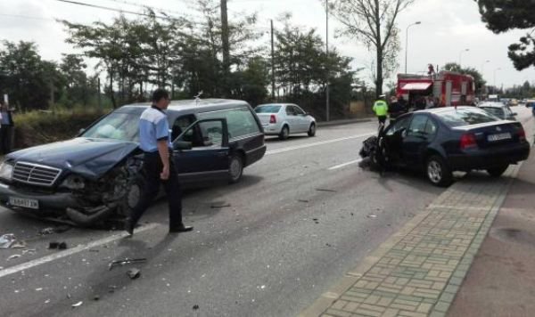 Șeful Poliției rănit după ce autoturismul pe care îl conducea a fost lovit în plin de o mașină mortuară - FOTO