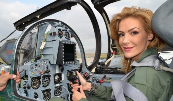 Momente de coșmar în avion! Roxana Ciuhulescu și-a pierdut cunoștința, după ce i-a căzut un bagaj în cap